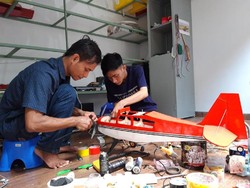 Belajar dari Buku SD, Pemuda Ini Raup Rupiah Bikin Pesawat Aeromodelling