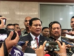 Prabowo Panen Sindiran dalam Rapat Perdana di Senayan