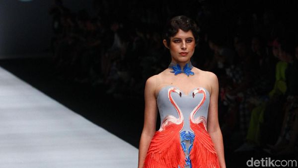 Foto: Koleksi Busana Albert Yanuar yang Terinspirasi Keindahan Burung Tropis