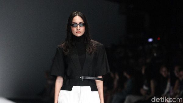 10 Koleksi Busana Feminin Maskulin Rani Hatta yang Serba Monokrom