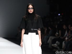 10 Koleksi Busana Feminin Maskulin Rani Hatta yang Serba Monokrom 10 Koleksi Busana Feminin Maskulin Rani Hatta yang Serba Monokrom