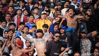 Nyanyian dan yel-yel Persib Bandung menggema di empat tribun.