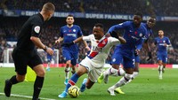Fikayo Tomori menjaga pertahanan Chelsea aman dari serbuan winger-winger cepat Crystal Palace. Palace sepanjang 90 menit hanya bikin dua attempts. (REUTERS)
