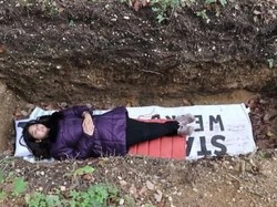 Viral Sampai Antre, Mahasiswa Tidur di Kuburan untuk Terapi Stres