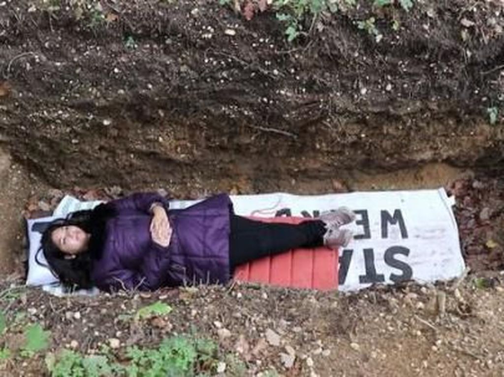 Viral Sampai Antre, Mahasiswa Tidur di Kuburan untuk Terapi Stres Viral Sampai Antre, Mahasiswa Tidur di Kuburan untuk Terapi Stres