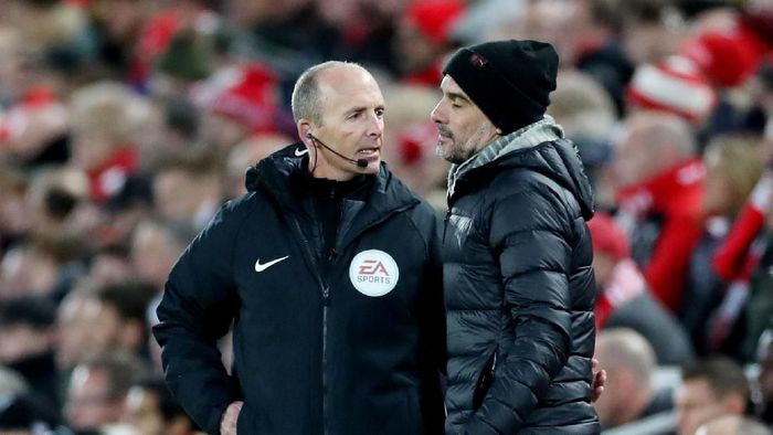 Pep Guardiola lolos dari sanksi FA meski melakukan salam sarkasme ke wasit (Action Images via Reuters/Carl Recine)