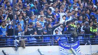 Para penonton tak berhenti bernyanyi demi menyaksikan pertandingan klub kesayangan.