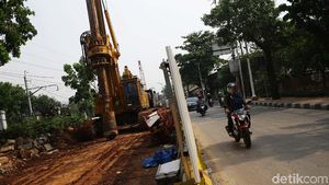 Melihat Pembangunan Flyover Lenteng Agung