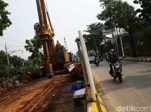 Melihat Pembangunan Flyover Lenteng Agung