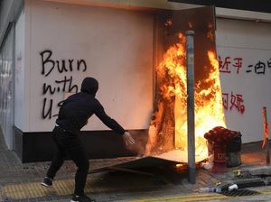 Seorang Pria Dibakar Setelah Bertengkar dengan Demonstran Hong Kong Seorang Pria Dibakar Setelah Bertengkar dengan Demonstran Hong Kong