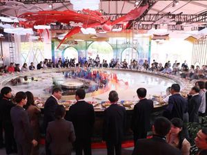 Keren! Hot Pot Paling Besar di Dunia Ini Bisa Tampung 2,000 kg Sup