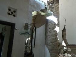 Penampakan Rumah Rusak Diduga Akibat Proyek Kereta Cepat