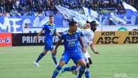 Memasuki paruh kedua, Maung Bandung kembali tampil menekan.