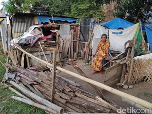 Kisah Miris Nenek 70 Tahun di Maros Hidup di Gubuk Beratap Terpal Kisah Miris Nenek 70 Tahun di Maros Hidup di Gubuk Beratap Terpal