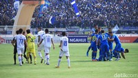 Skor 3-0 untuk Persib bertahan hingga jeda.