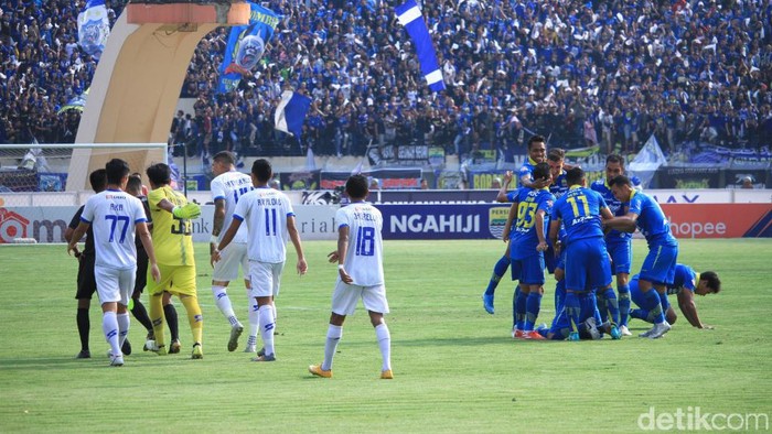 Persib Bandung berhasil meraih kemenangan keempat secara beruntun di Liga 1 2019. Menghadapi Arema FC, tim asuhan Robert Rene Alberts menang 3-0.