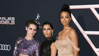 Adu Gaya Seksi Bidadari Jago Berkelahi di Premier Film Charlies Angels