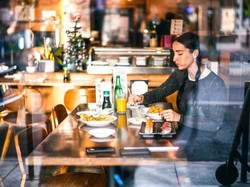 Pakar Sebut Makan Sendirian Picu Gangguan Kesehatan Mental