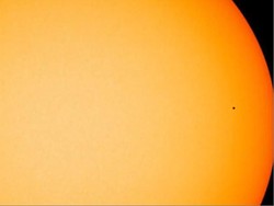 Menakjubkan! Detik-detik Merkurius Melintasi Matahari