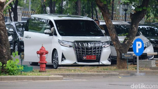 Naik Alphard Putih, Prabowo Temui Jokowi di Istana