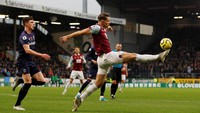 Burnley menang 3-0 atas West Ham United. Tak cuma menjaga pertahanan Burnley tetap aman, James Tarkowski juga mendonasikan satu assist untuk gol Ashley Barnes. (REUTERS)