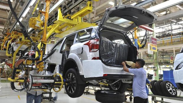 Aktivitas pekerja di pabrik Mahindra & Mahindra Ltd, Chakan, Pune, India.