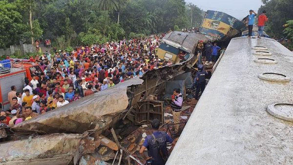 Foto-foto Tabrakan Kereta di Bangladesh yang Tewaskan 15 Orang