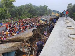 Foto-foto Tabrakan Kereta di Bangladesh yang Tewaskan 15 Orang
