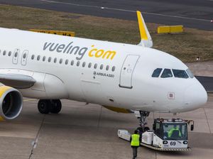 Penyusup Kunci Diri di Toilet Pesawat, Penerbangan Tertunda Penyusup Kunci Diri di Toilet Pesawat, Penerbangan Tertunda