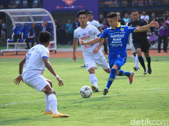Momen gelandang Persib Bandung Kim Kurniawan membobol gawang Arema FC. (Foto: Wisma Putra/detikSport) Momen gelandang Persib Bandung Kim Kurniawan membobol gawang Arema FC. (Foto: Wisma Putra/detikSport)