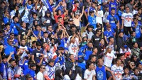 Ribuan pasang mata menyaksikan pertandingan Persib Bandung melawan Arema FC.