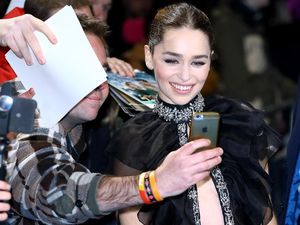 Emilia Clarke Ogah Selfie Bareng Fans, Alasannya Sungguh Manis