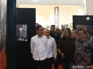 Tinjau Pameran, Jokowi Terkesan Foto Saat Gendong Anak Papua