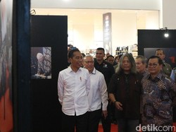 Tinjau Pameran, Jokowi Terkesan Foto Saat Gendong Anak Papua