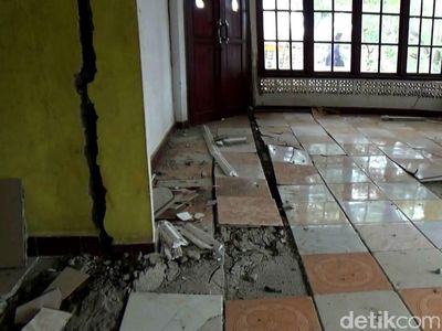 Belasan Rumah di Purwakarta Rusak Imbas Proyek Kereta Cepat