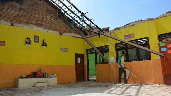 Potret Memprihatinkan Sekolah Rusak di Indonesia