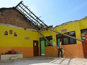 Potret Memprihatinkan Sekolah Rusak di Indonesia