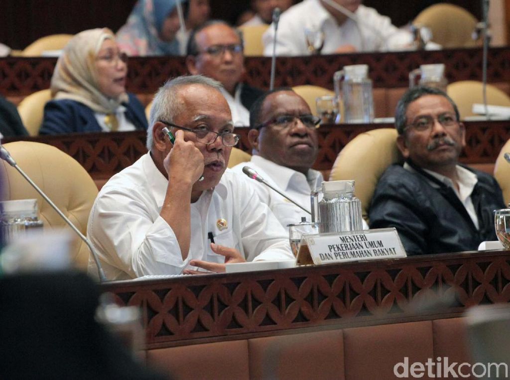 Saat Anggota DPR Todong Nomor HP Menteri PUPR di Tengah Rapat Saat Anggota DPR Todong Nomor HP Menteri PUPR di Tengah Rapat