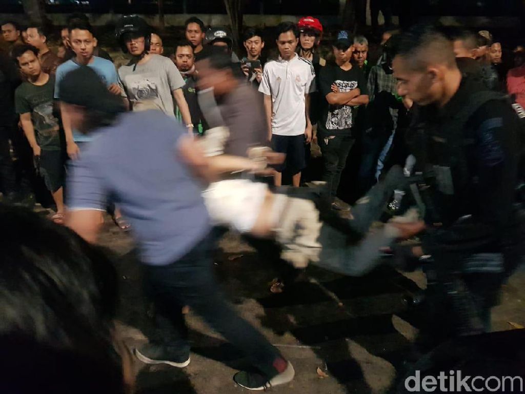 Usai Diamuk Massa di Pasar Minggu, Pengemudi Mobil Diamankan Polisi Usai Diamuk Massa di Pasar Minggu, Pengemudi Mobil Diamankan Polisi