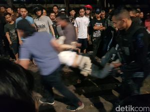 Usai Diamuk Massa di Pasar Minggu, Pengemudi Mobil Diamankan Polisi Usai Diamuk Massa di Pasar Minggu, Pengemudi Mobil Diamankan Polisi