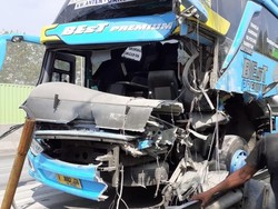 Sopir Ngantuk Diduga Jadi Penyebab Bus Tabrak Truk di Tol Cipularang