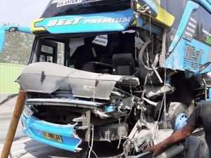 Sopir Ngantuk, Bus Tabrak Truk Tronton di Tol Cipularang Sopir Ngantuk, Bus Tabrak Truk Tronton di Tol Cipularang