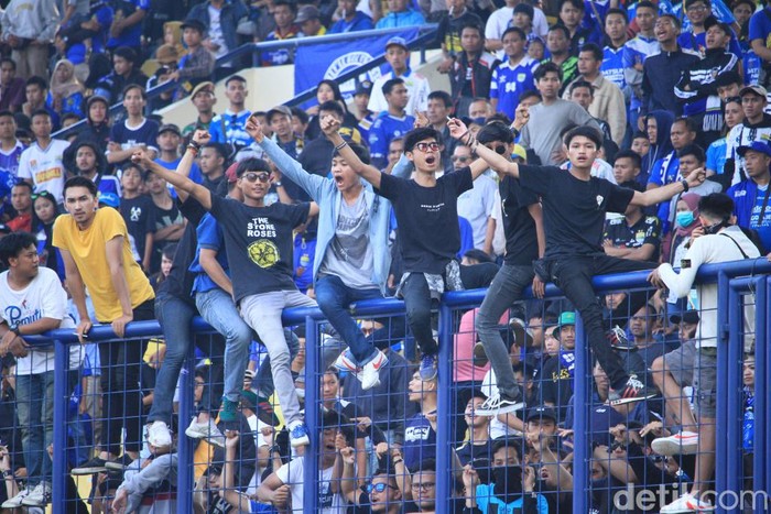 Ribuan pasang mata menyaksikan pertandingan Persib Bandung melawan Arema FC di Stadion Si Jalak Harupat.