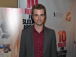 Oplas Agar Mirip Brad Pitt, Aktor Ini Malah Kapok