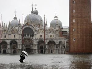 Italia Diguyur Badai Lebat, Venesia Pun Banjir Italia Diguyur Badai Lebat, Venesia Pun Banjir