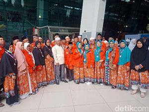 Tiba di Indonesia, Jemaah Umrah Marbut-Majelis Taklim DKI Disambut Keluarga Tiba di Indonesia, Jemaah Umrah Marbut-Majelis Taklim DKI Disambut Keluarga