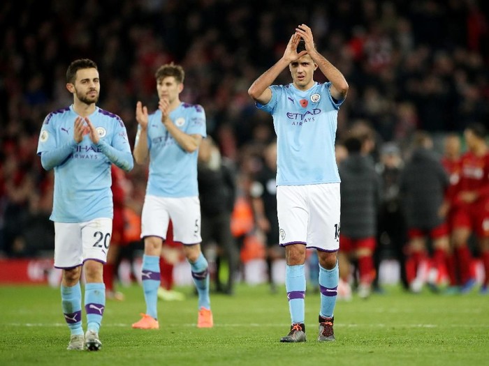Soccer Football - Premier League - Liverpool v Manchester City - Anfield, Liverpool, Britain - November 10, 2019  Manchester Citys Rodri and Bernardo Silva applaud the fans after the match   Action Images via Reuters/Carl Recine  EDITORIAL USE ONLY. No use with unauthorized audio, video, data, fixture lists, club/league logos or 
