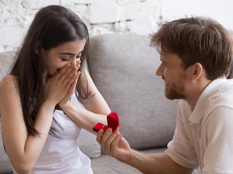 Melamar Pacar di KFC, Aksi Romantis Pria Ini Jadi Viral Mendunia