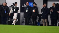 Di laga Juventus vs AC Milan 2019, Sarri juga menarik Ronaldo di tengah laga. Usai ditarik di menit ke-55, Ronaldo langsung masuk lorong stadion tanpa ke bench. Foto: Tullio M. Puglia/Getty Images