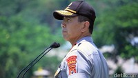 Rudy mengatakan ribuan personel gabungan yang dikerahkan untuk mengamankan jalannya pertandingan Persib Bandung vs Arema FC tersebut ada yang menggunakan pakaian dinas maupun preman.